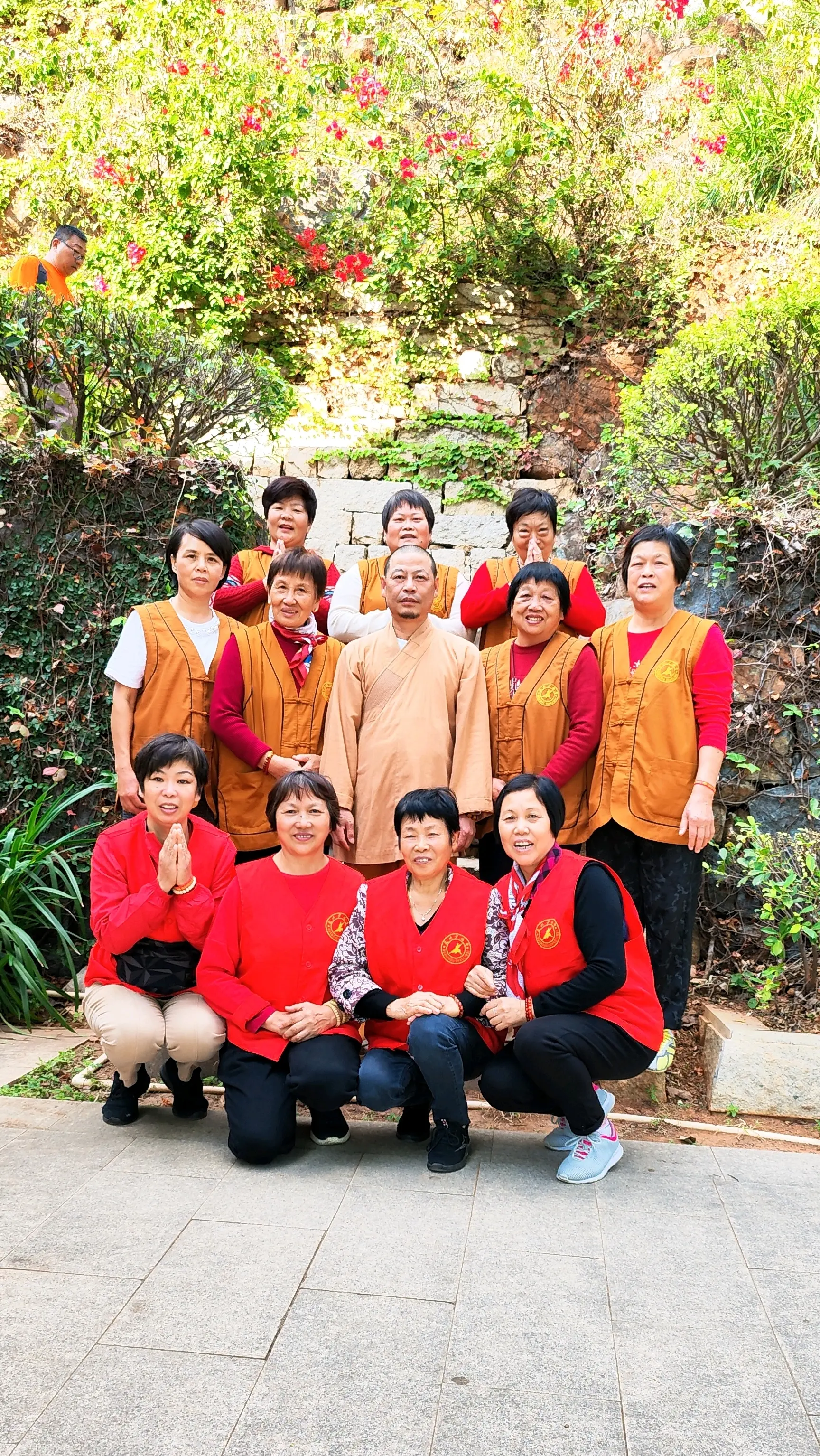 泉州少林寺水陆法会期间,释传智法师与部分义工菩萨合影留念