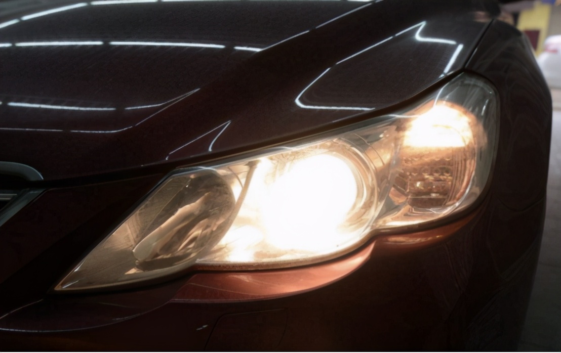 随着汽车科技的发展,汽车大灯的种类也不断的提高,从卤素,氙气,led到