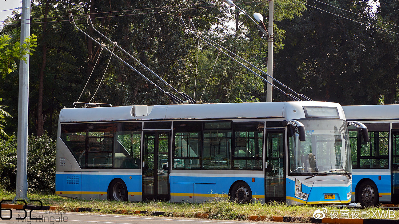 bk6122ev2退出运营后,部分车辆假装集电杆后被改装为无轨电车教练车