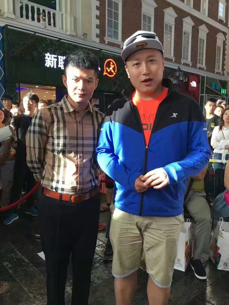 草莓哥哥与中央电视台少儿频道主持人黄炜哥哥