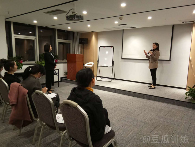 演讲时在台上讲话紧张怎么办