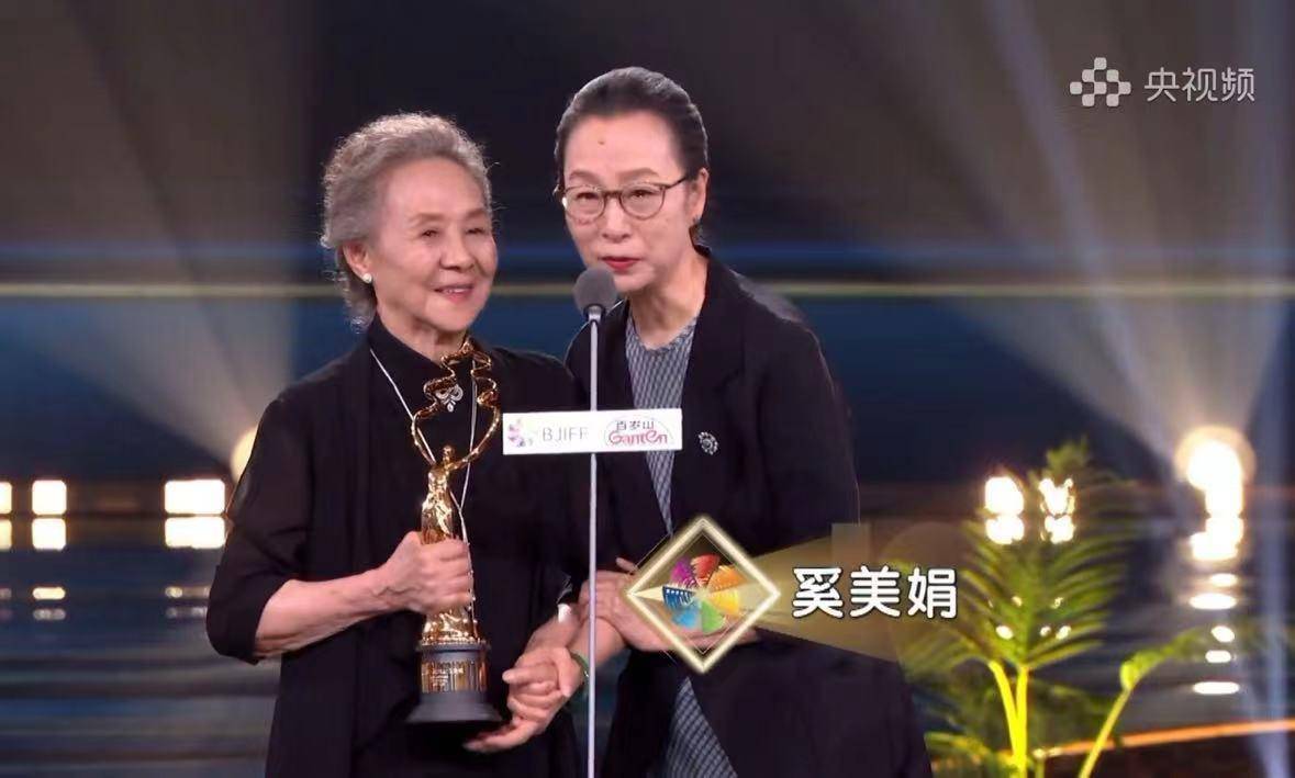 北影节闭幕式上的9个最动人的片段：吴彦姝获大奖，靳东朗诵动人