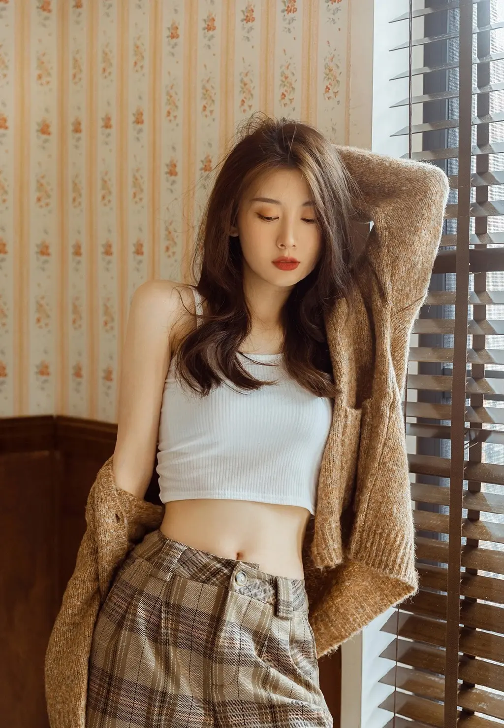 小蛮腰美女热辣红唇长发性感写真