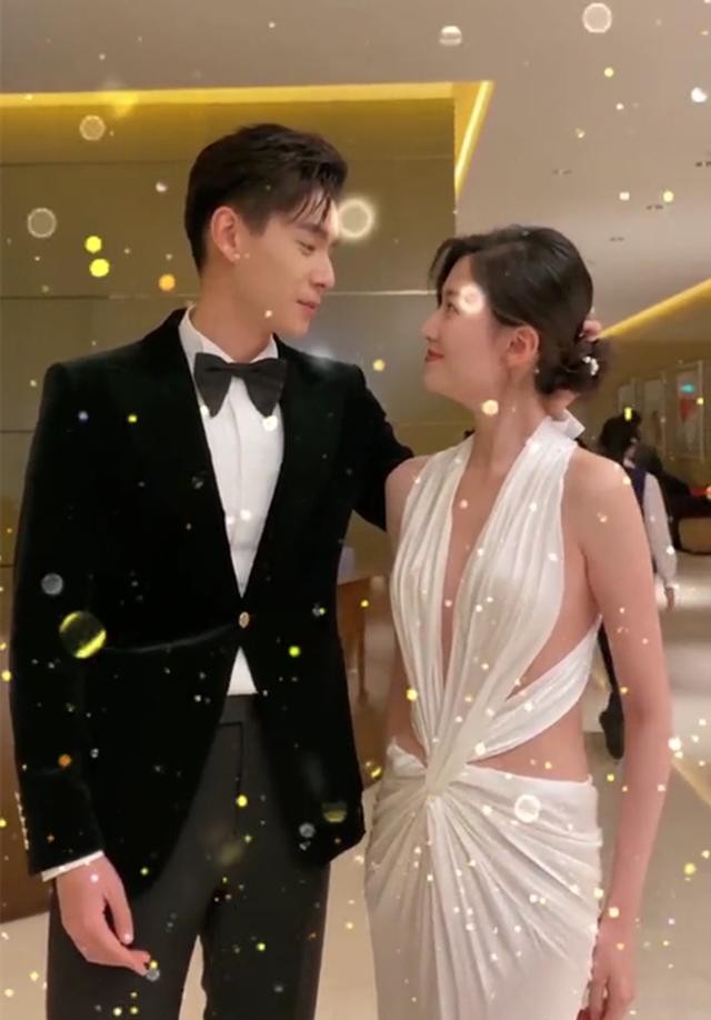 乔欣不惧走光穿辣眼装亮相,和胡一天亲昵上演摸头杀