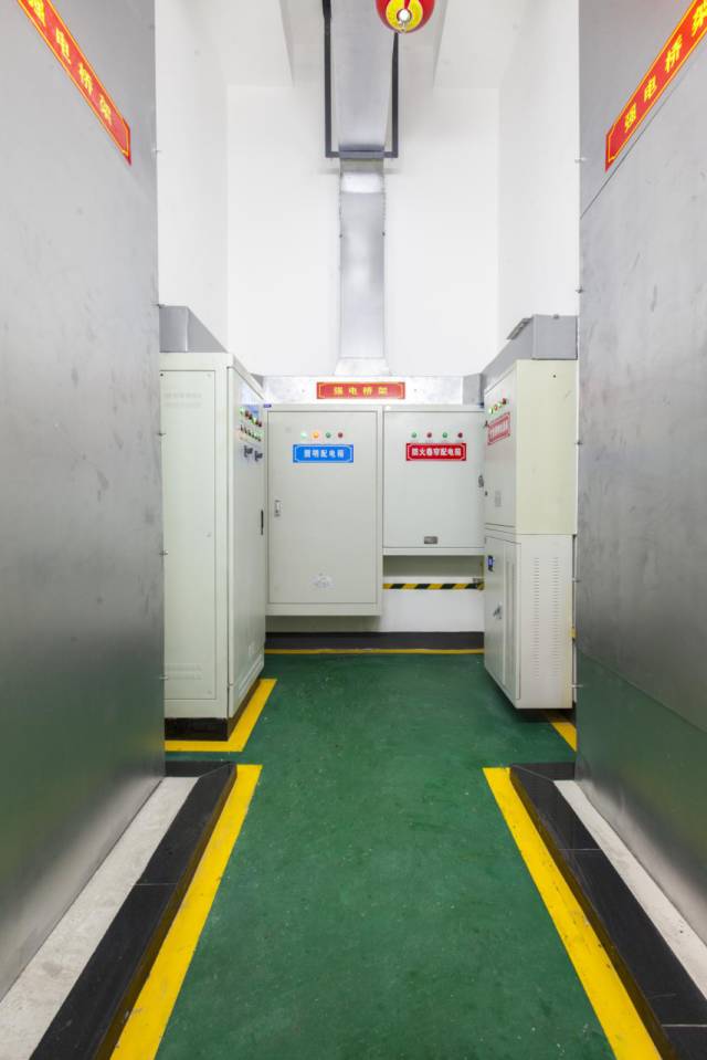 电井内配电柜安装牢固,接地可靠,标识清晰