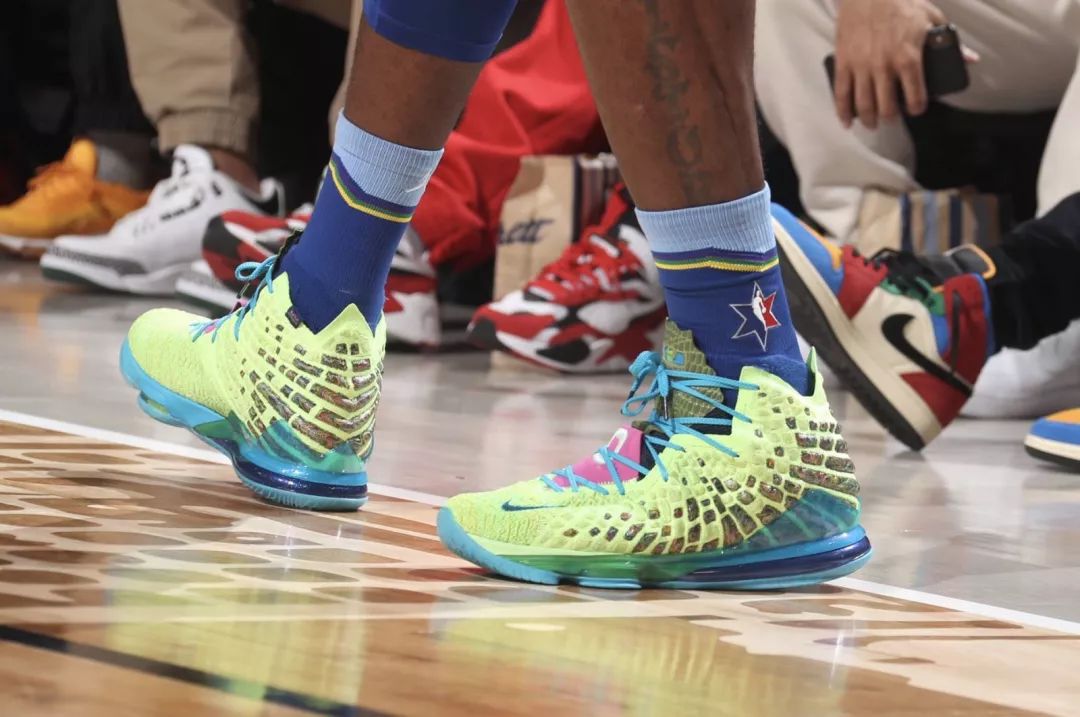 勒布朗詹姆斯上脚lbj17太空大灌篮配色其一