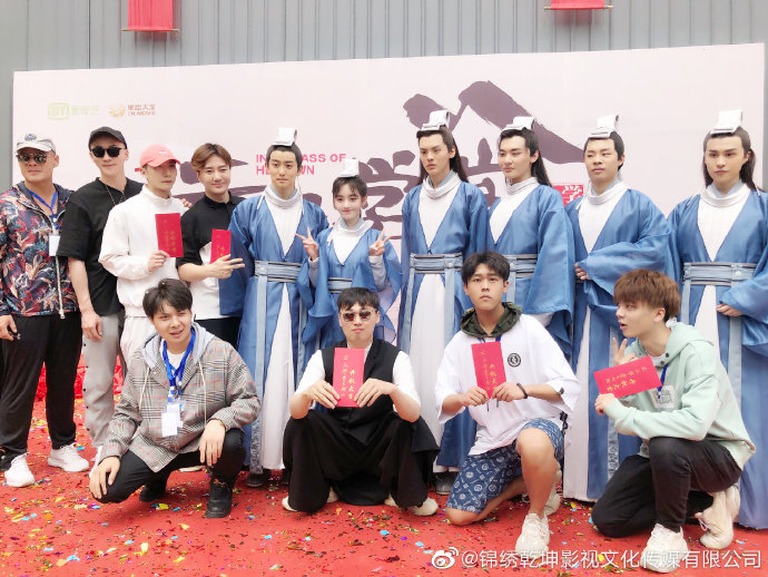 鞠婧祎、宋威龙主演《云上学堂》开机 演员乾屹发布会变身主持人