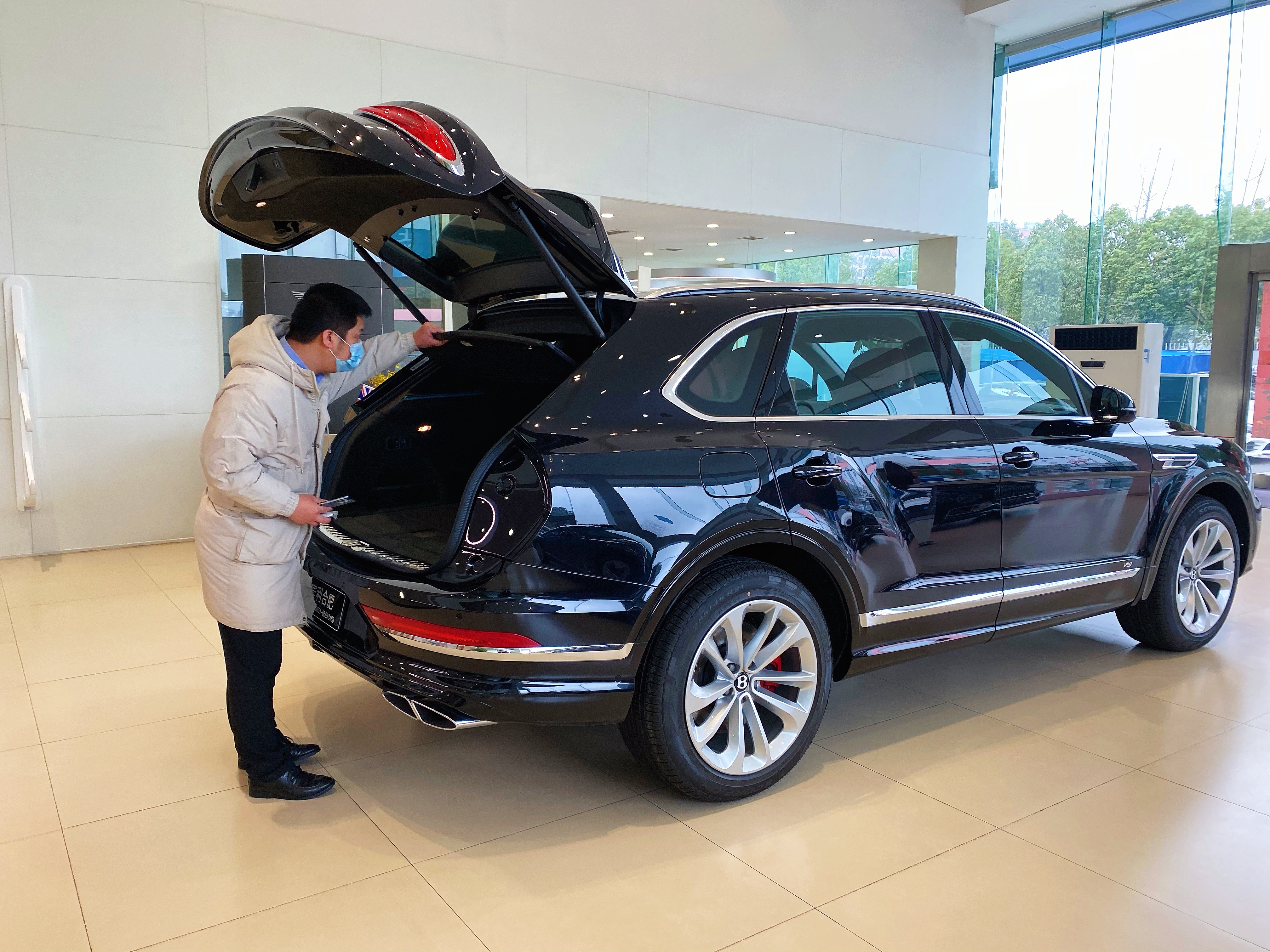 一天消费400万买车如买菜去宾利4s店买台添越是什么体验