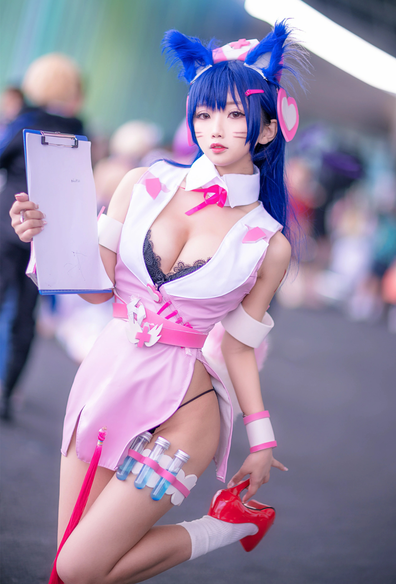 网红清纯丰满少女鬼畜瑶在不在w阿狸粉色情趣制服裙cosplay写真3