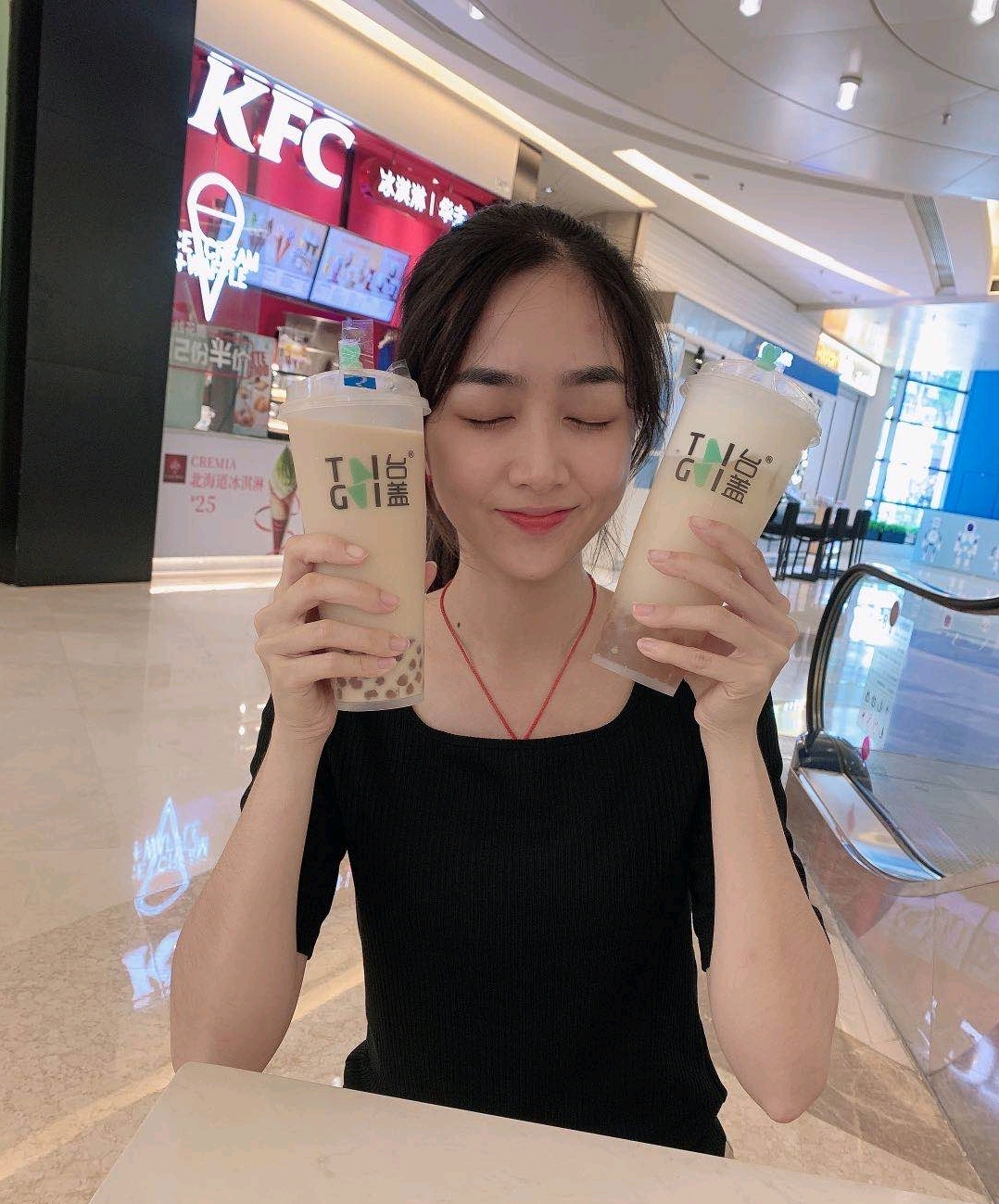 点击收获三人好友拍照姿势