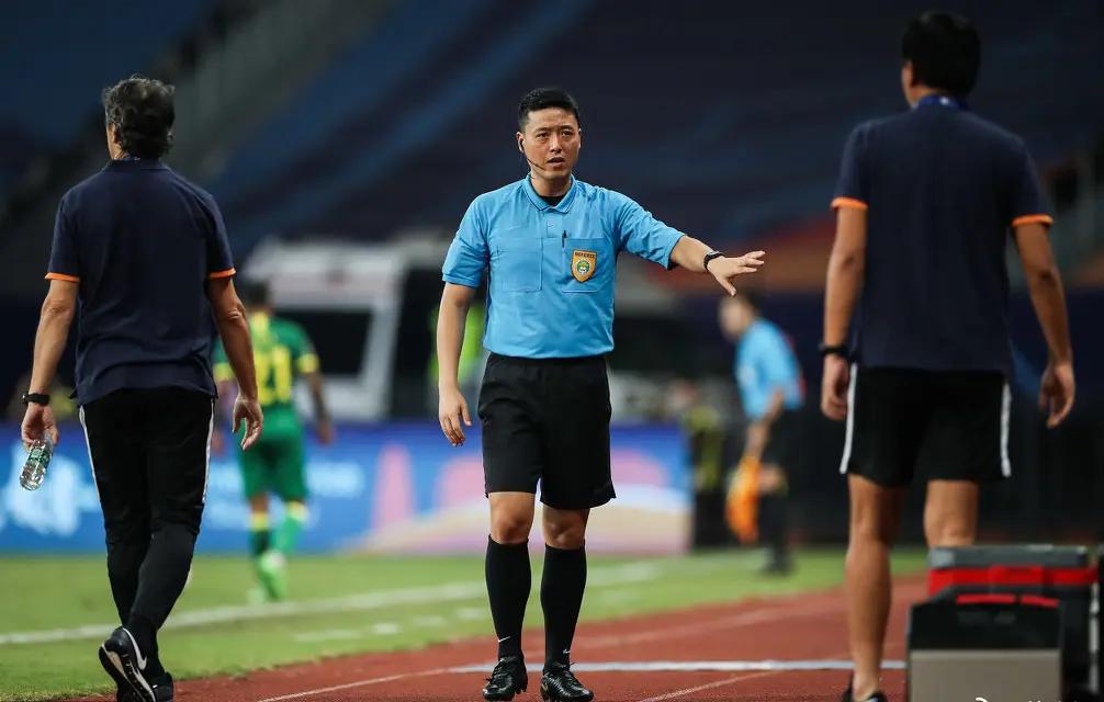 石祯禄吹青岛海牛对南通支云,另一中超裁判主哨石家庄战四川九牛