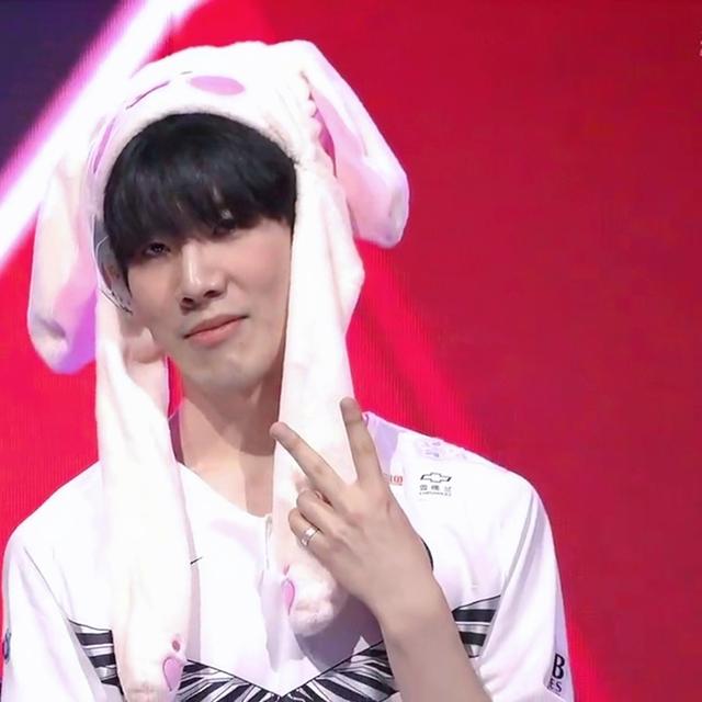 theshy握手会实力宠粉,头戴粉丝送的兔耳帽,模样太可爱