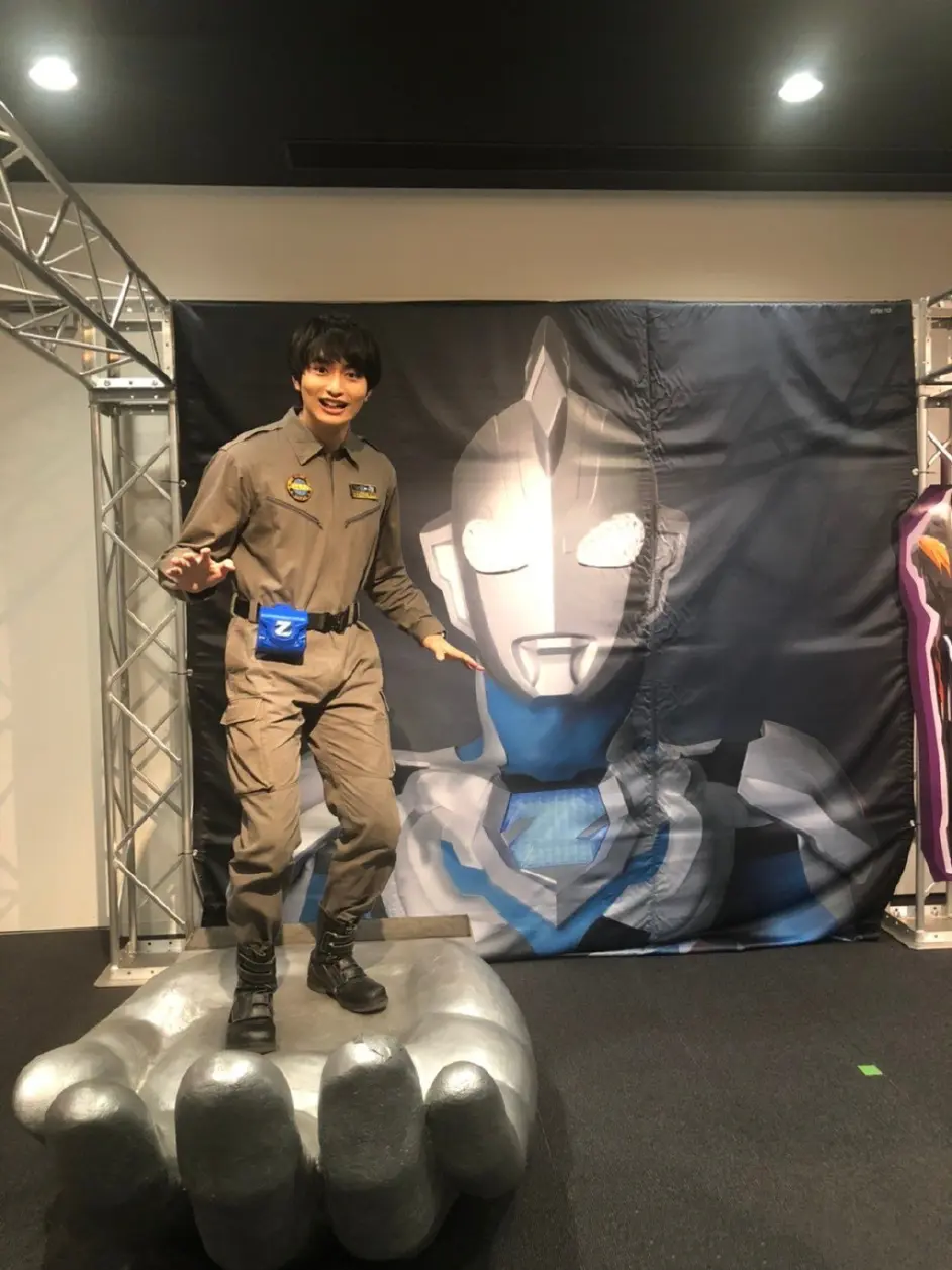 奥特曼 今天是遥辉演员22岁生日 并且他最近有工作用到中文 表示发音很难 哔哩哔哩