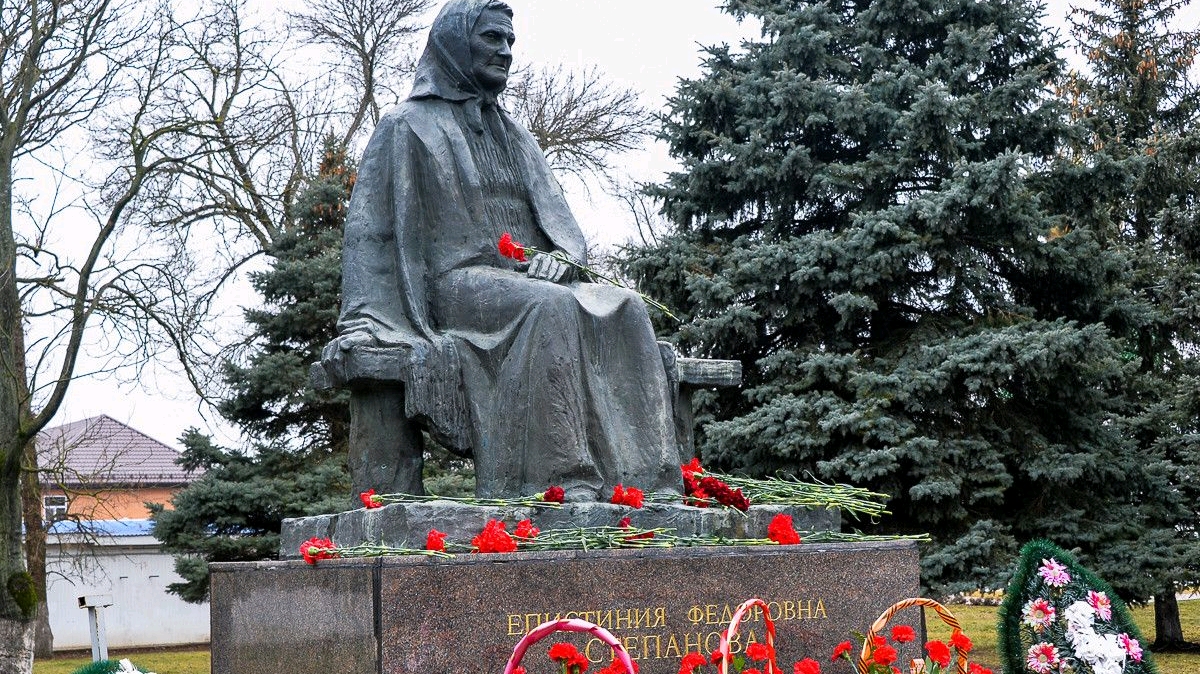 Памятник епистинии степановой в тимашевске фото