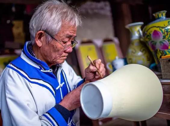 在景德镇古窑区传统作坊里,藏着这样一位 扒花匠人——张文月.