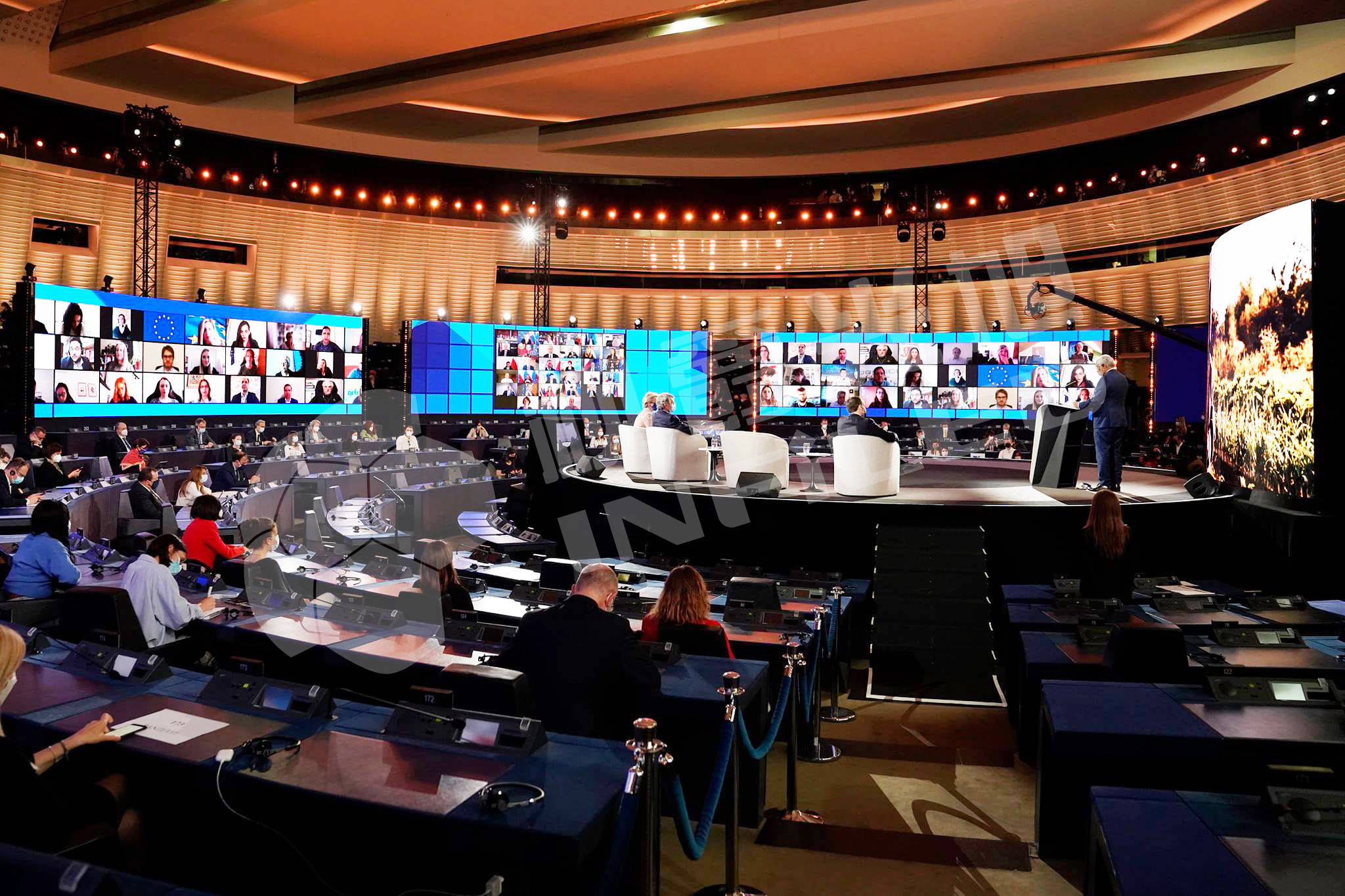 受全球疫情影响,本次峰会以视频会议方式进行.