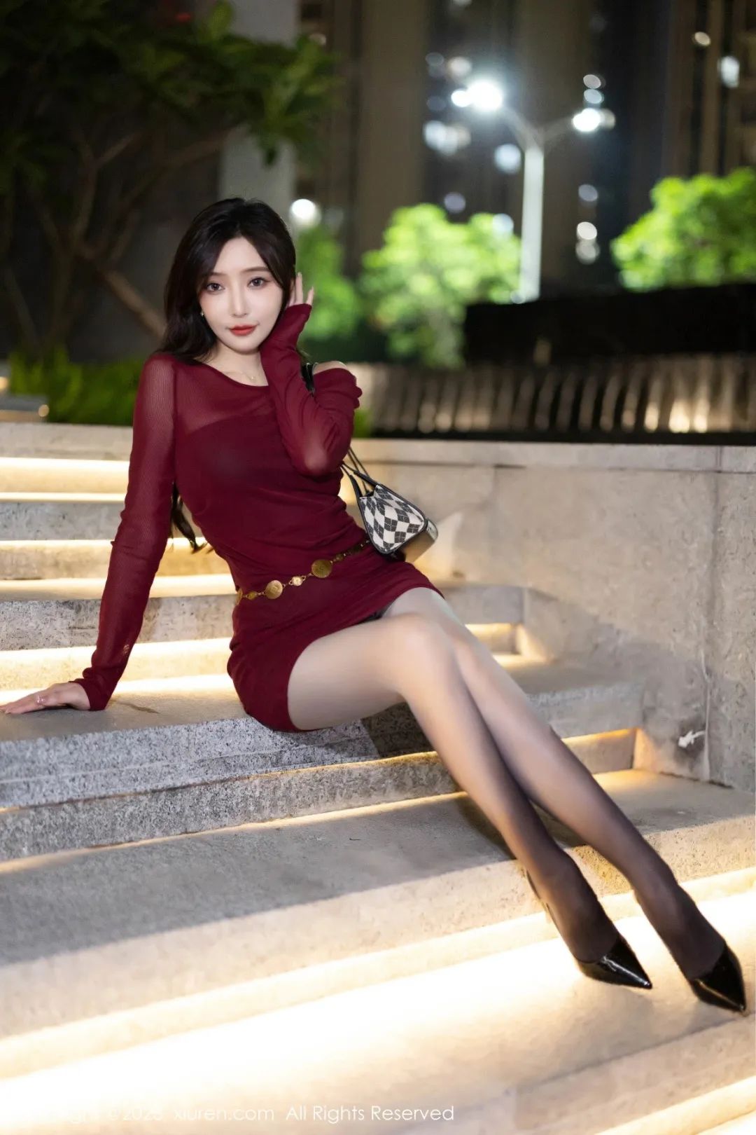 性感美女王馨瑶主题写真套图片集摄影集之红色连衣裙街拍 - 哔哩哔哩