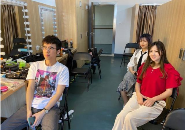 lpl解说小米出席季中杯6年后再说全华班网友评论我的青春回来了