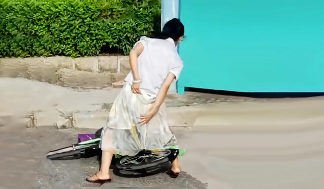河北:女子骑单车,中途裙子被后轮缠住,用力拉扯太尴尬!