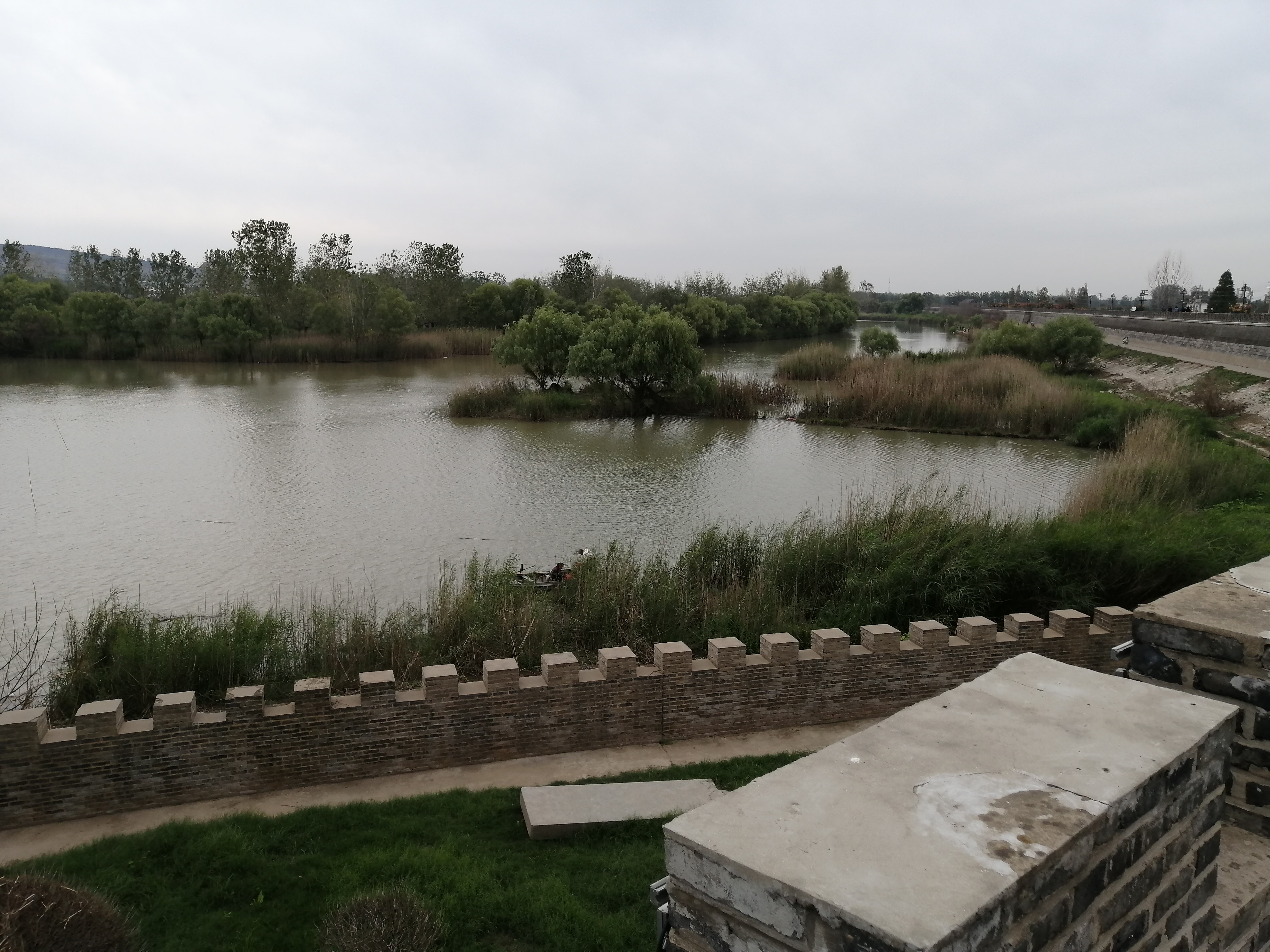 寿县宽阔的护城河拥有如同家乡一般的湿地景色