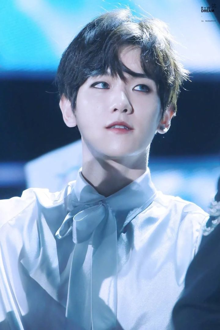 他外眼角也没有很尖锐,还有他瞳仁比较大,眼珠露出来的也充足,所以他