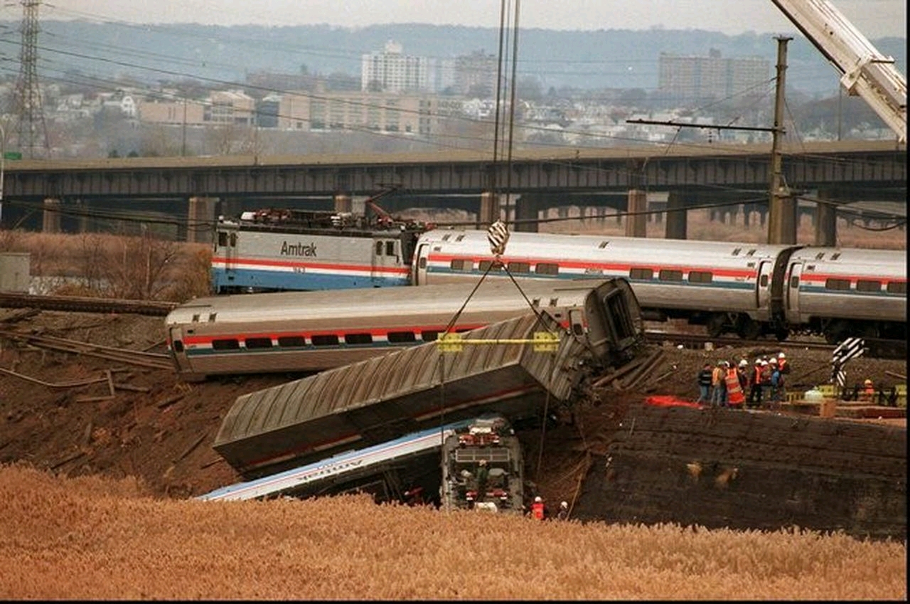 美国再发生火车脱轨事故，专业人员赴现场检测有无危险品泄漏_凤凰网视频_凤凰网