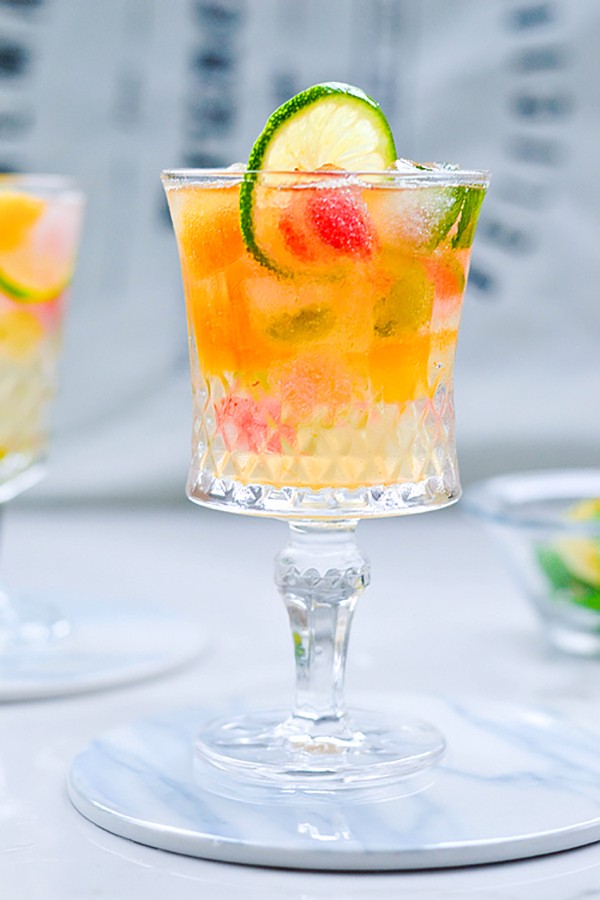 而天然气泡水是在山上的泉眼里 高端的天然气泡水由于成本原因 并不