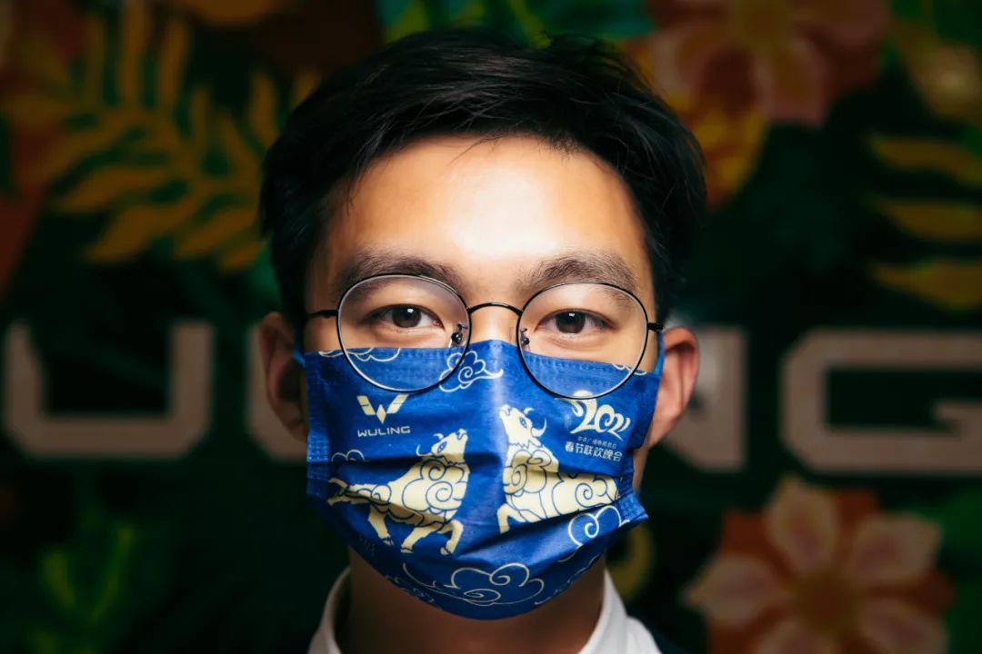 春晚红口罩 ,人民五菱造!