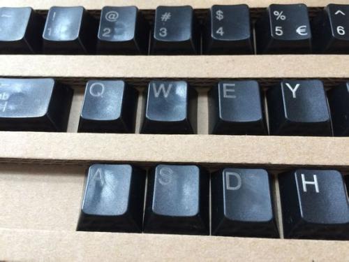 在实际操作时也会影响手感,这就是机械键盘发烧友常说的"打油"