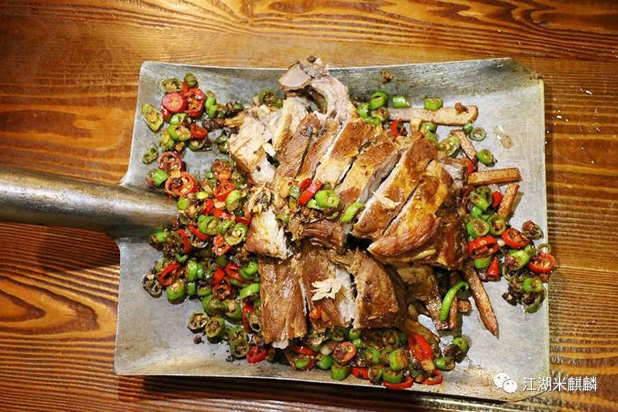 铁锹排骨 真的有铁锹我是万万没想到的,传说中的硬菜果然很硬.