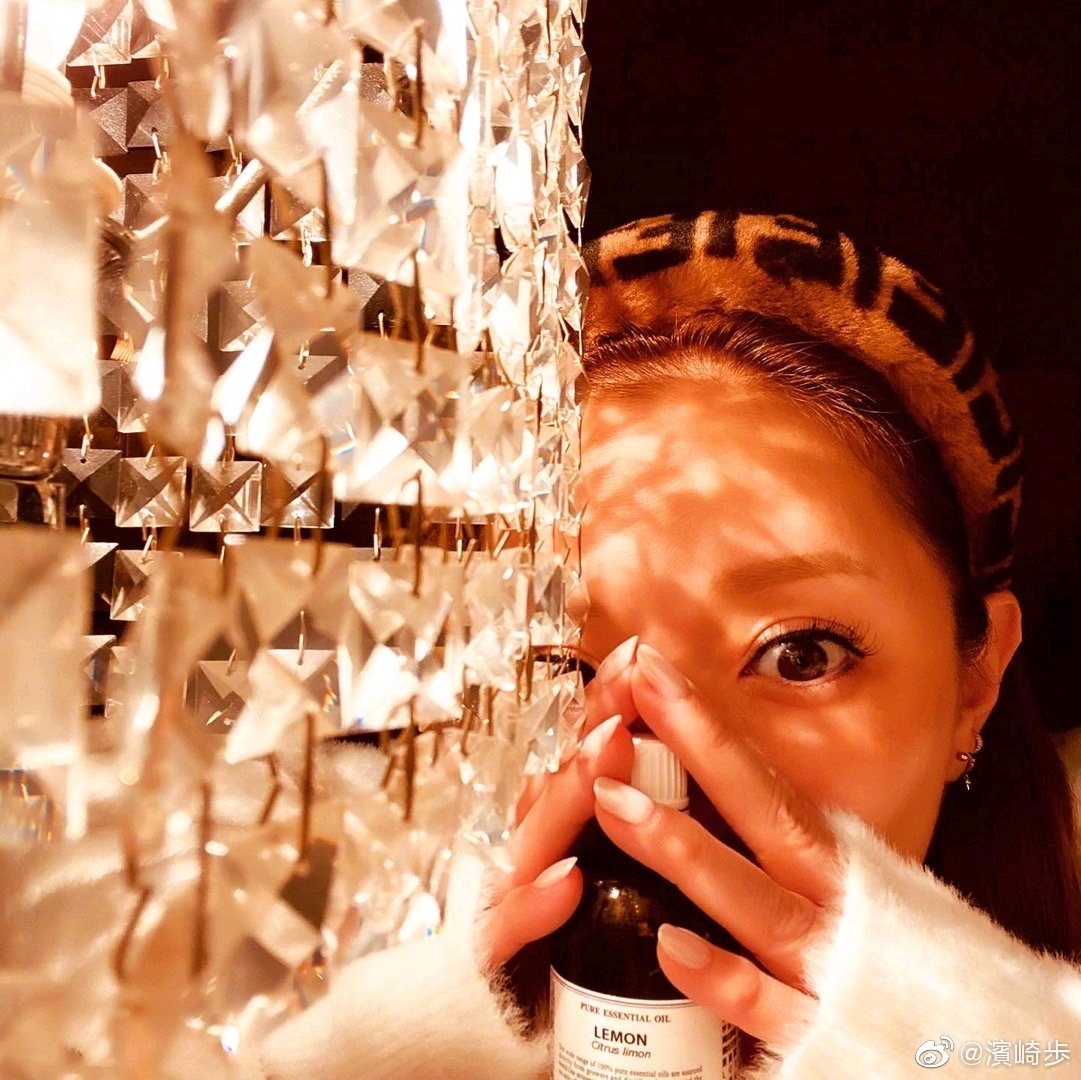 生活 日常 【贺】亚洲天后滨崎步获得日本国绀色绶带奖章    据日本