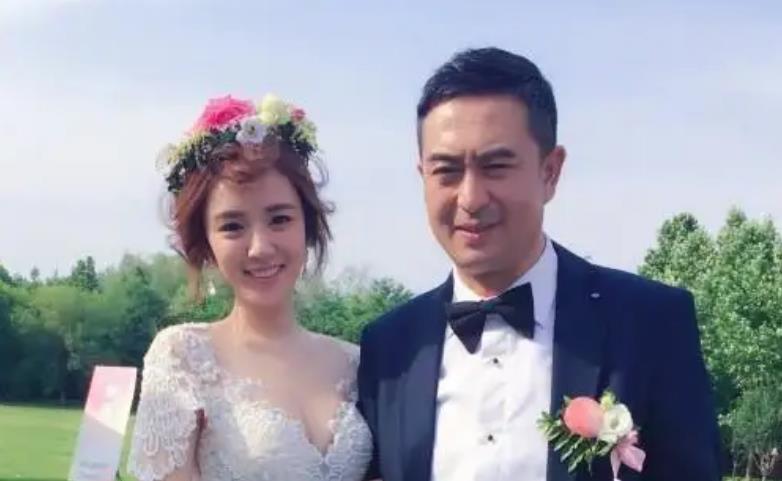 张嘉译7000万买别墅,记者问杜珺:你后悔离婚吗?杜珺:别提他 - 哔哩哔哩