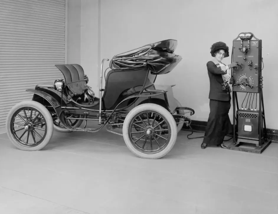 你以为电动汽车代表未来 实际100年前就流行了 哔哩哔哩