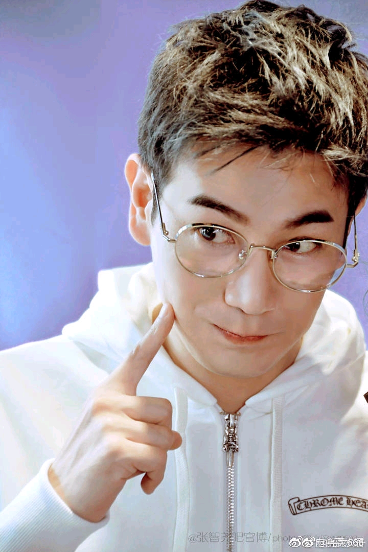 三世十里桃花》的背景,时间设定在折颜飞升上神以后,白真白浅出生之前