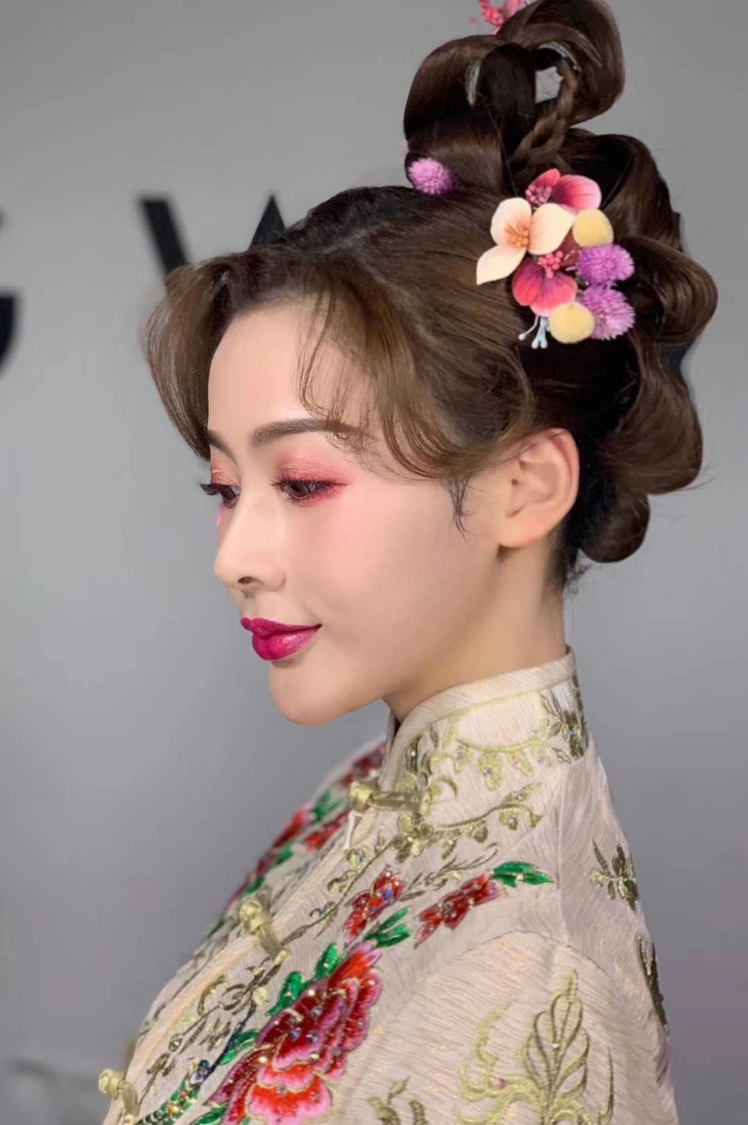 落日眼线:眼影宽度=眼褶宽度 2毫米 落日眼线相比于烟熏妆