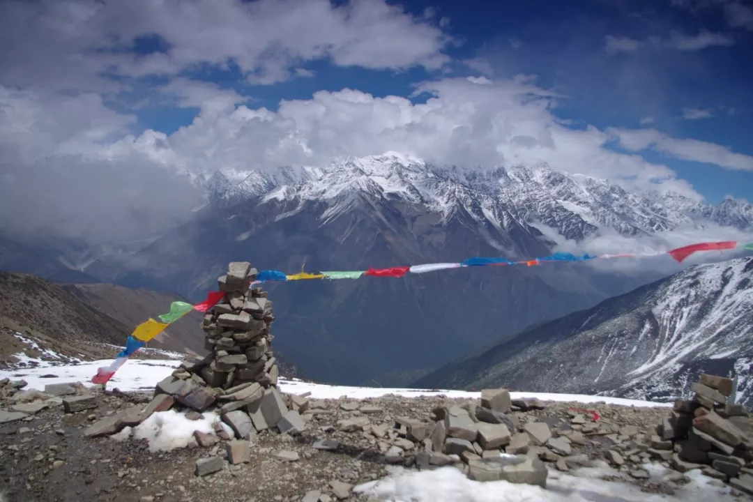 川西高原 向来以"两大"著称 高山与峡谷落差大 这里地质环境典型,地表
