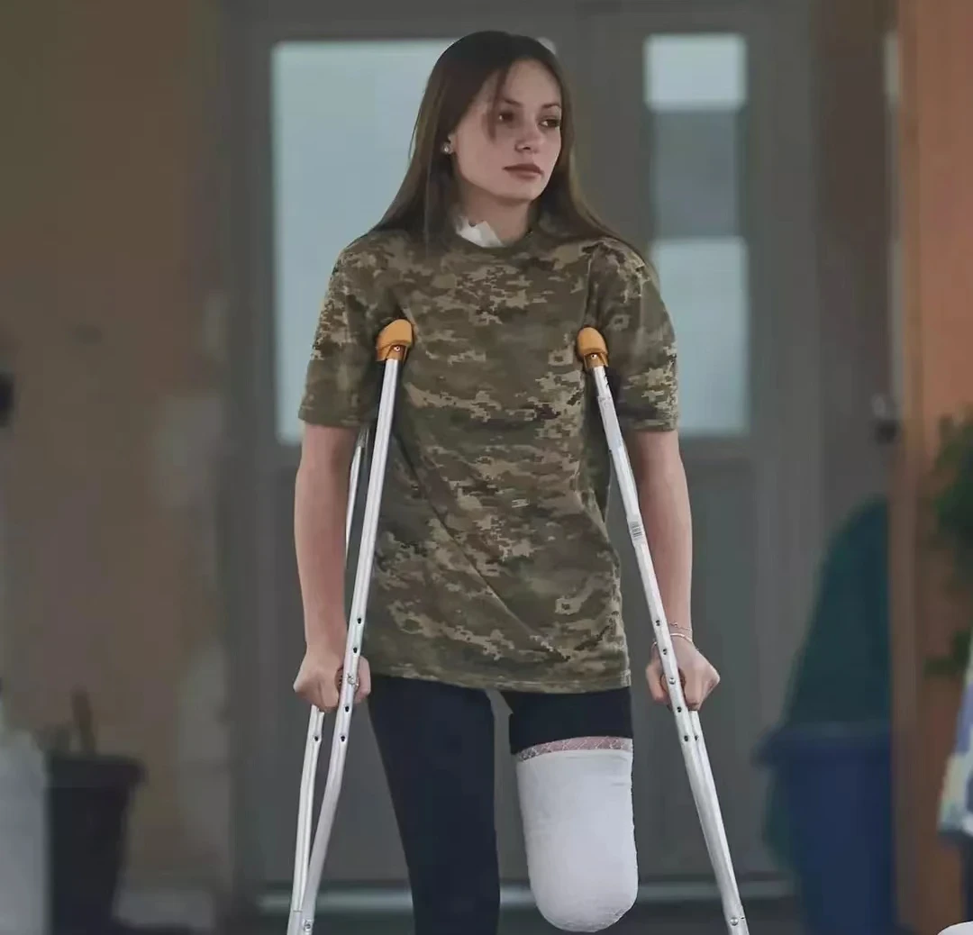 年轻的乌克兰女兵在战争中身受重伤，变成了残疾人 - 哔哩哔哩