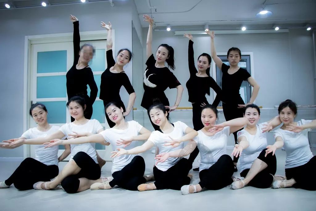 中,除了基训,身韵,软开 我们还有五支道具身韵组合以及六支精品剧目