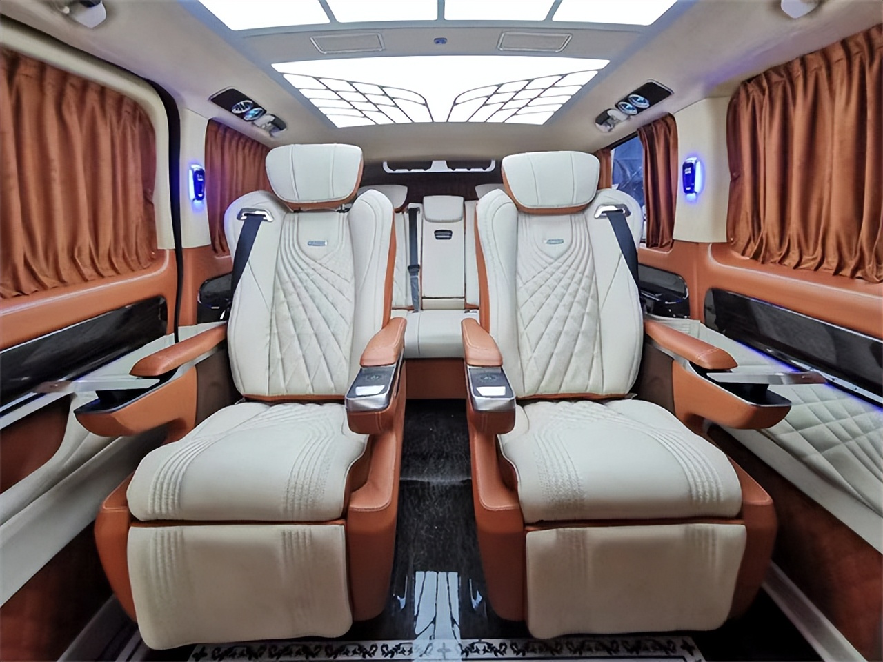 奔驰威霆改装迈巴赫7座商务车头等舱级的豪华体验