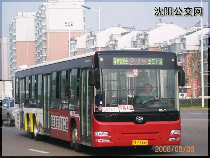 图1 北京公交版该车使用黄海dd6130ds02型底盘,座位数48,额定载客量