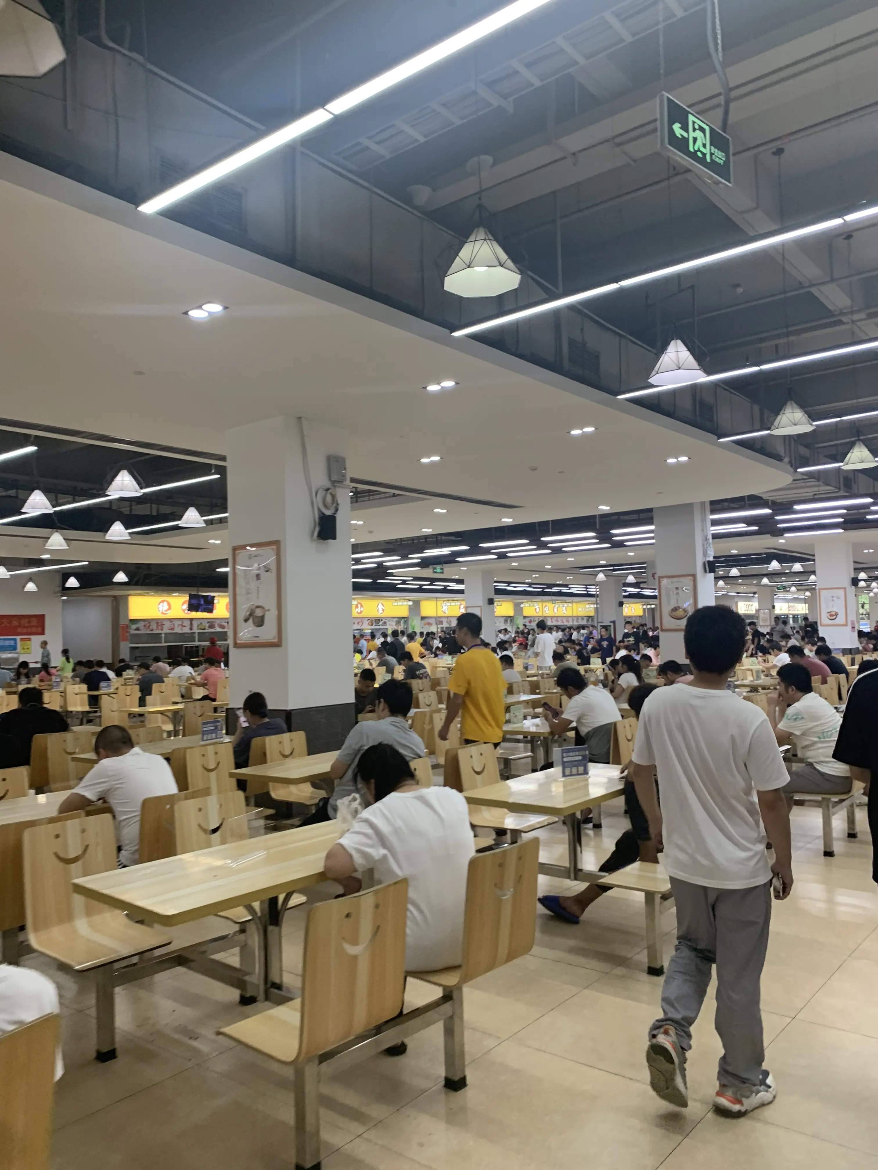 深圳观澜富士康2023年9月3日星期天加班吃饭的人比较少 - 哔哩哔哩