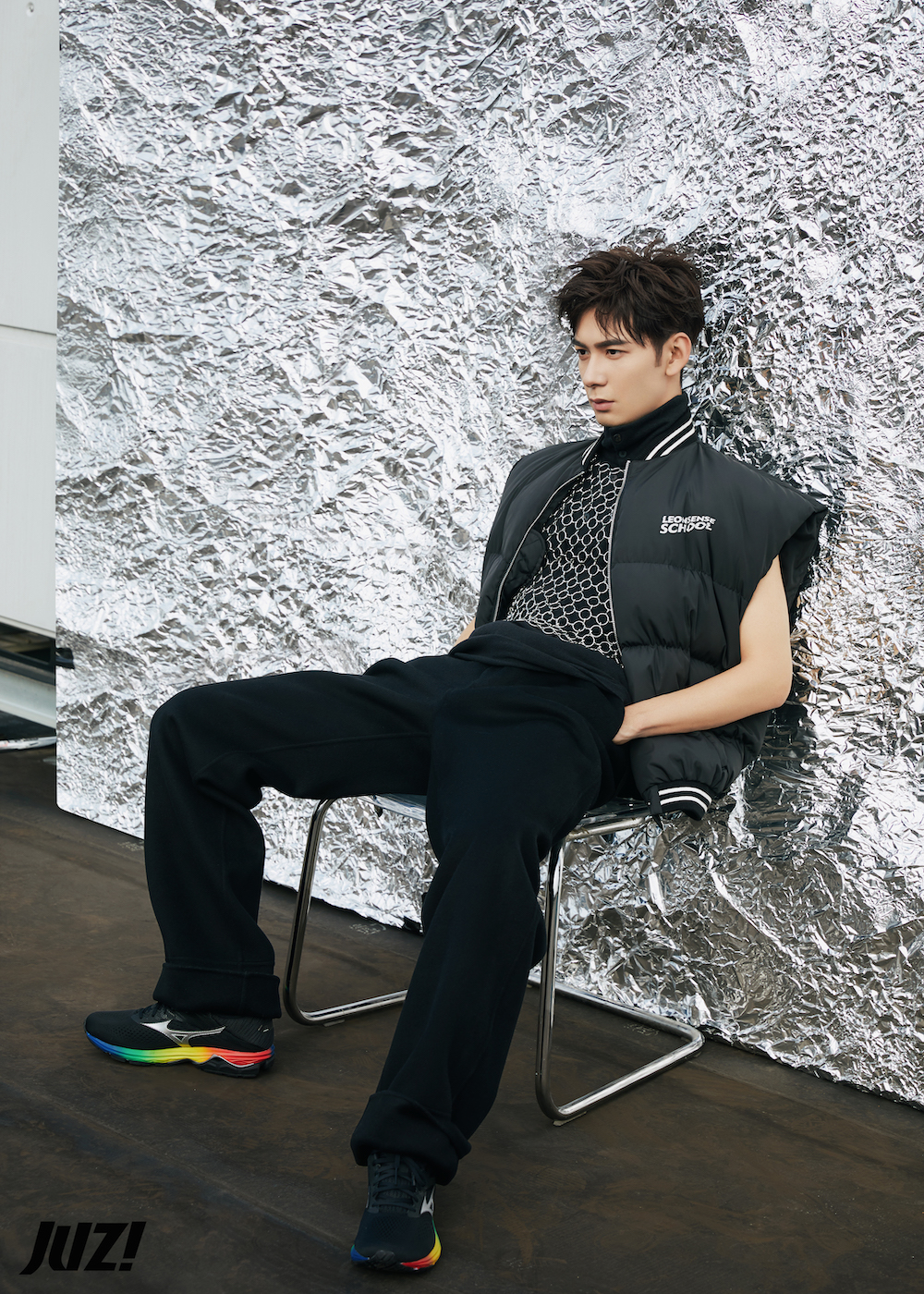 陈星旭时尚大片曝光 撞色混搭展潮流型格