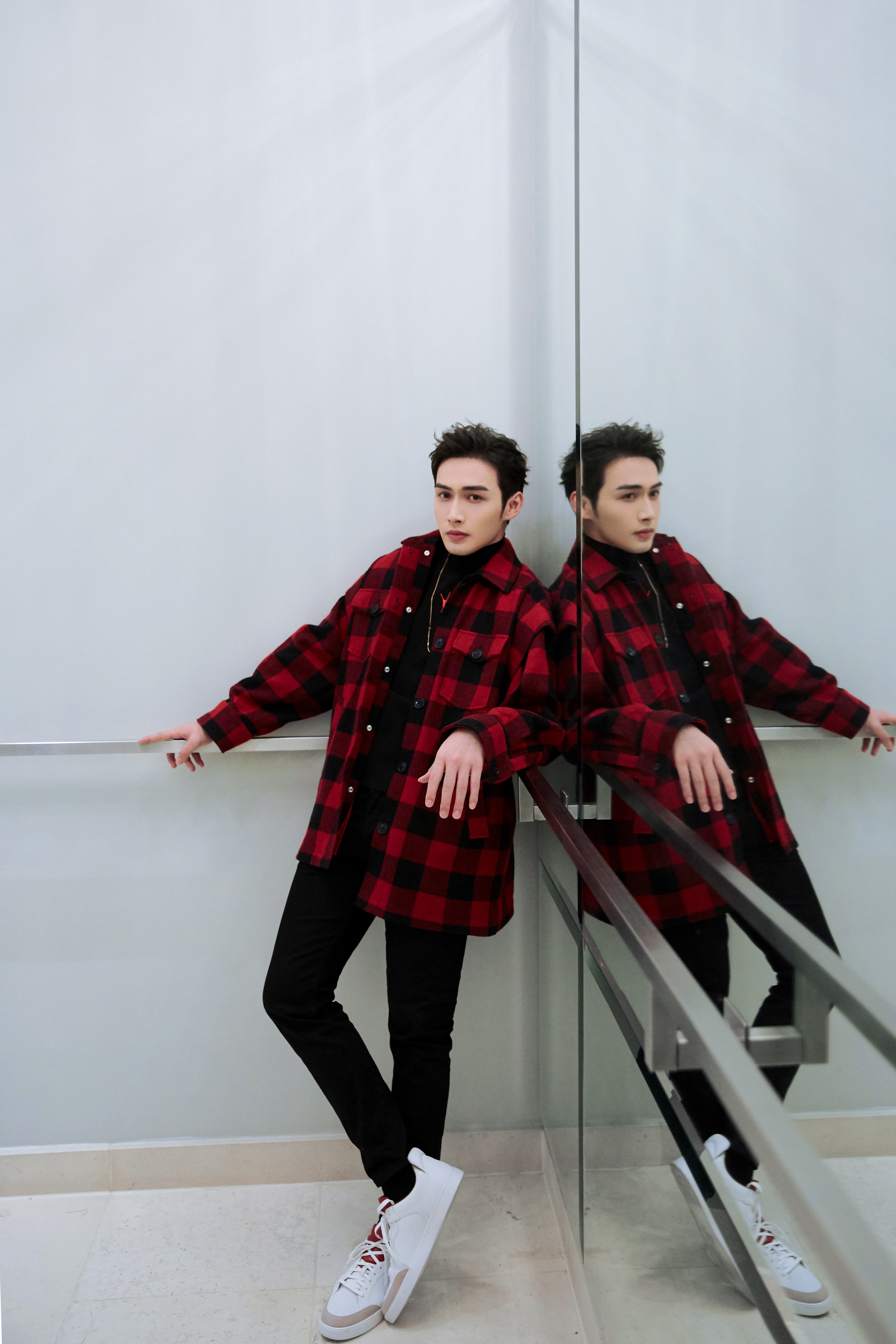 那些男明星穿过的黑色修身牛仔裤