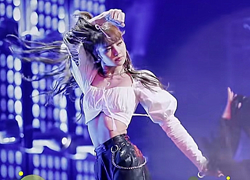 lisa在《青春有你2》中国综艺首秀的可爱表现!