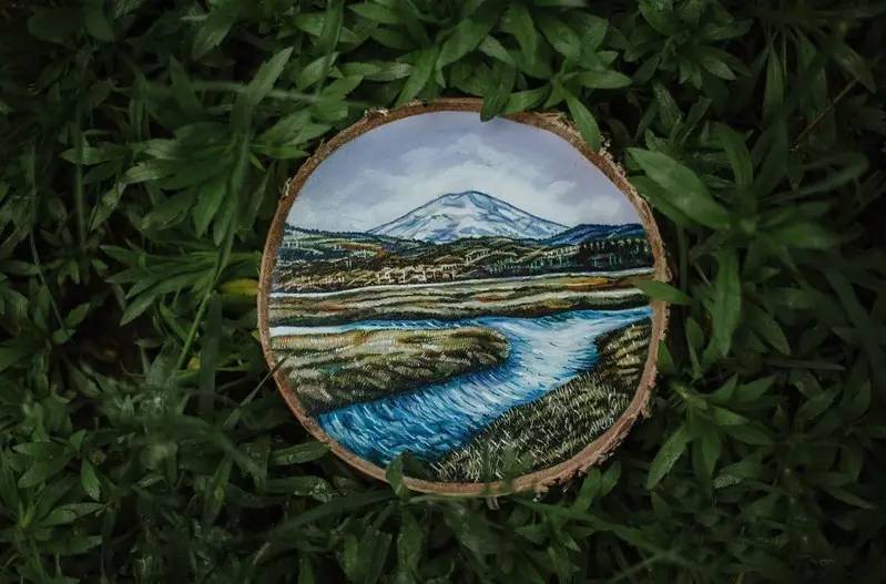 原木切片上的唯美手绘画作