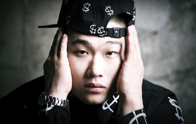 躺在中央线抽烟还在马路上小便嘻哈歌手梁洪元登上韩国热搜