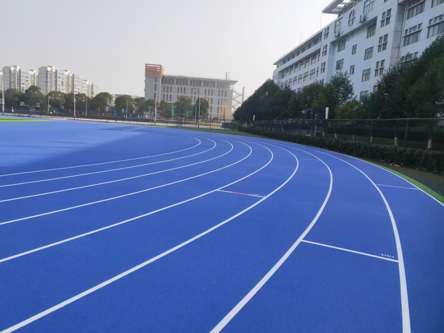 塑胶跑道报价，定制400米塑胶跑道大概需要多少钱-奥宏体育