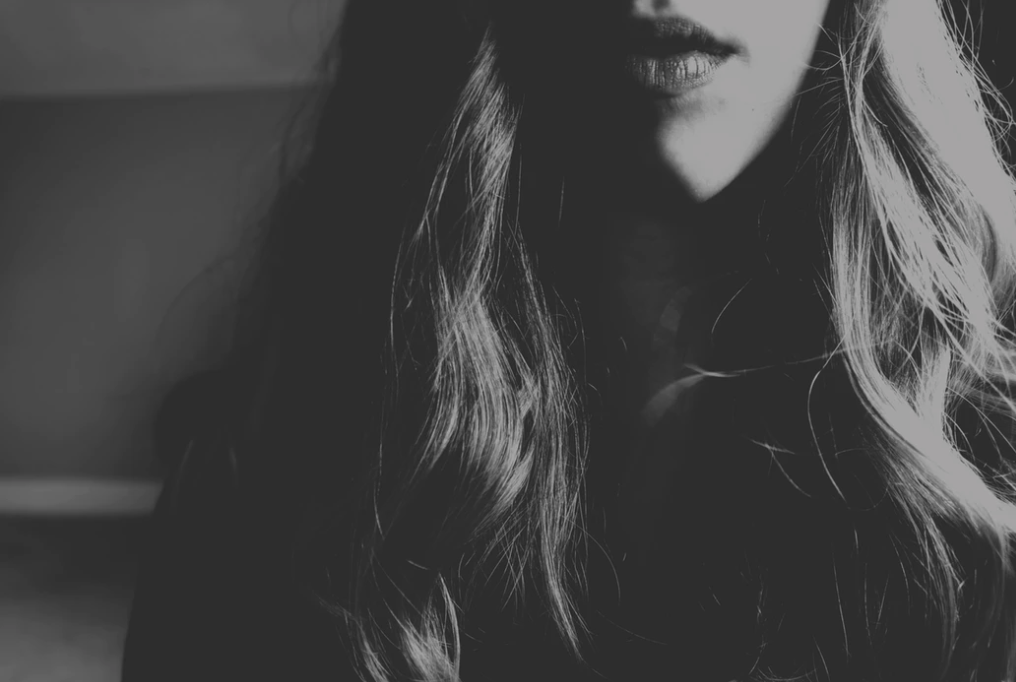 是在黑暗中吗?那in the dark是什么意思?