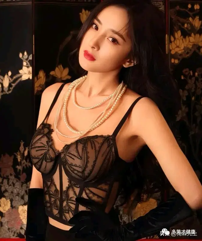 杨幂身穿比基尼vs泳衣,身材凹凸白皙大长腿,无愧"大幂幂"名号 - 哔哩