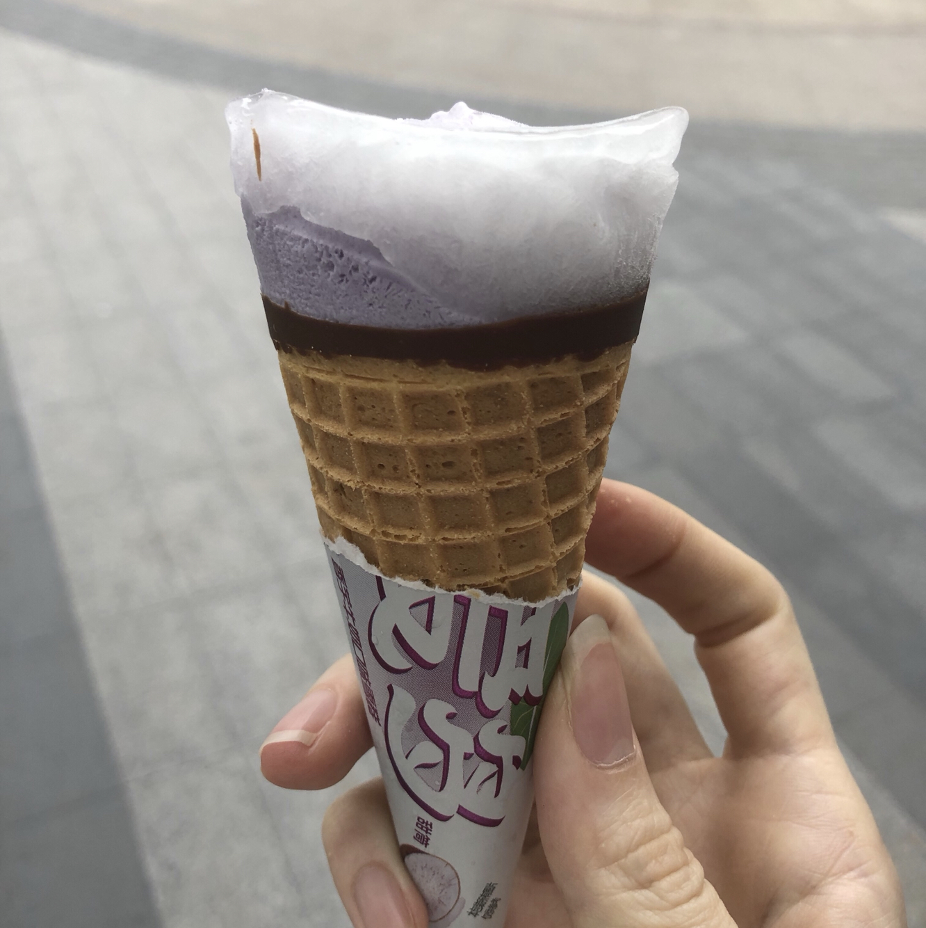 两块桃酥,一个和路雪的香芋味甜筒～我真的好喜欢桃酥啊!